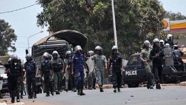 Les-guineens-dans-la-rue-a-Conakry